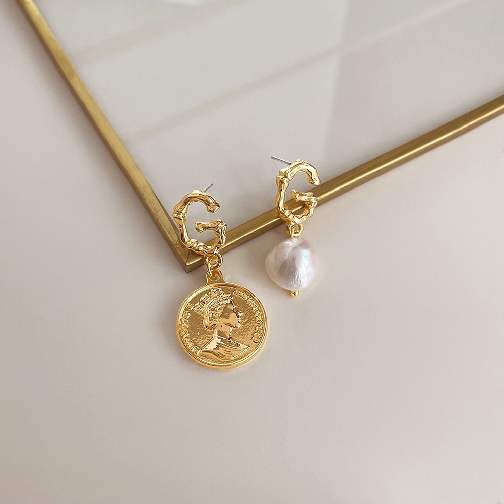 Vintage Antique Style Earrings With Silver Needle